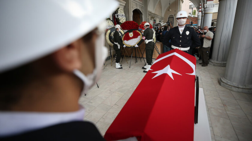 Bursa'da kavgaya müdahale ederken silahla açılan ateş sonucu şehit olan polis memuru Erman Özcan'ın cenazesi toprağa verildi.