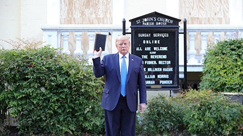 Trump elinde İncil ile kiliseye yürüdü.