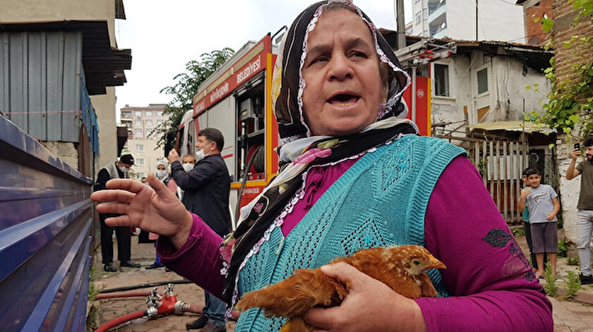Kadın alevlerden kurtardığı tavuğuyla evininin yanışını çaresizce izledi.