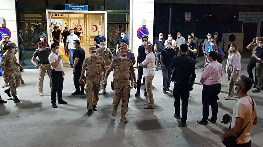 Siirt'te operasyona giden askerleri taşıyan zırhlı araç devrildi. 2 şehidimiz var.