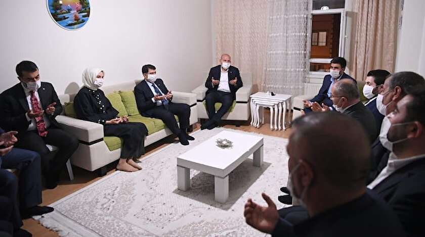 İçişleri Bakanı Süleyman Soylu, Barış Çakan'ın evinde ailesine taziye ziyaretinde bulundu.