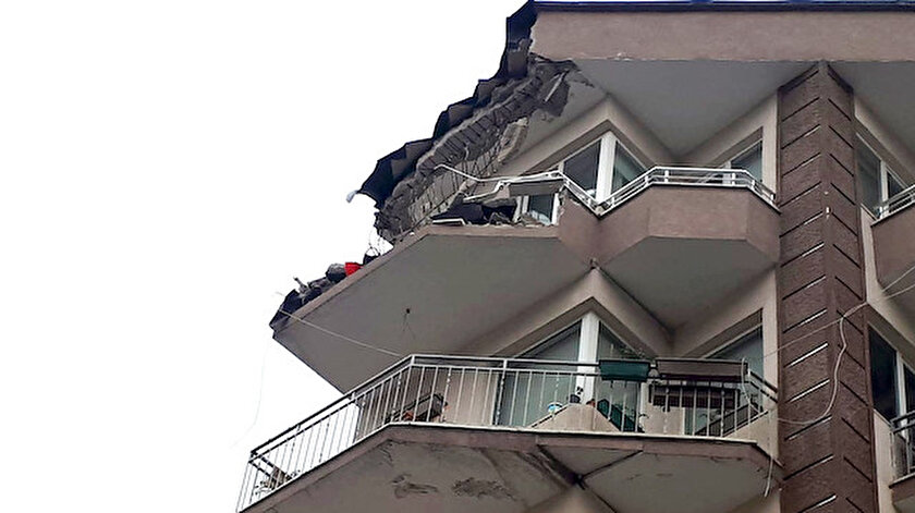 Balkon demirleri yıkılırken, terastan kopan beton parçaları da caddeye düştü.