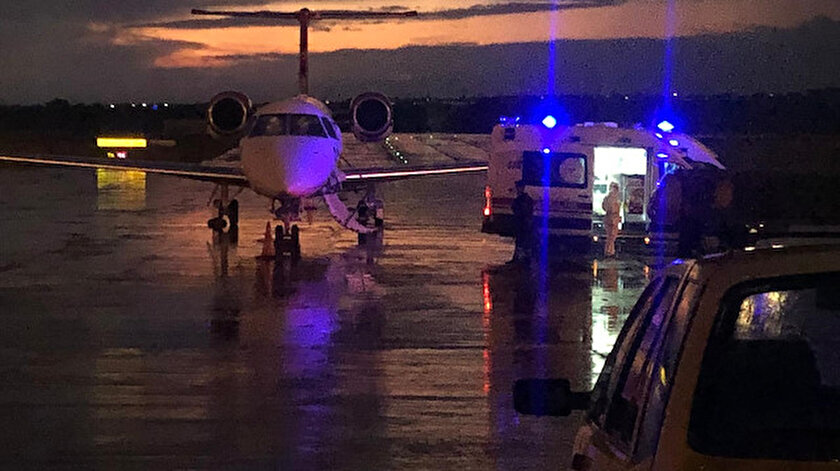 Mısır'da Kovid-19'a yakalanan Türk aile ambulans uçakla Türkiye'ye getirildi.