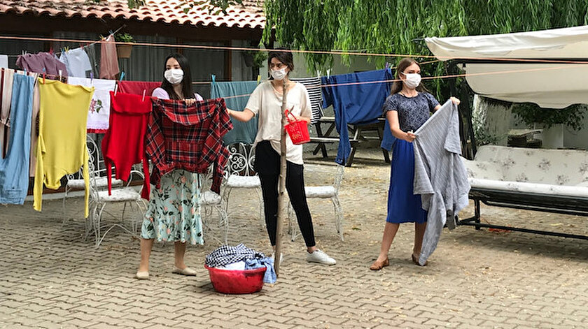 Çekimler sırasında da oyuncular maske takıyor.