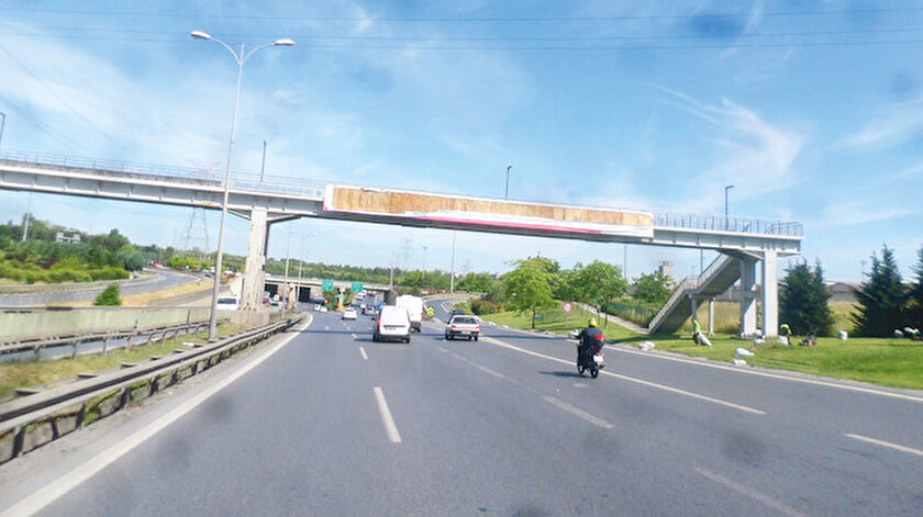 Esenler Belediyesi’nin afişleri böyle söküldü.