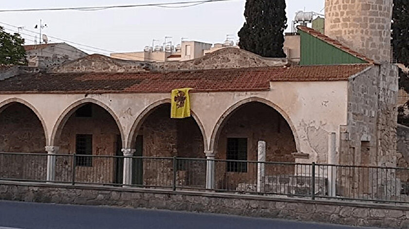 Güney Kıbrıs’taki ikinci cami saldırısı: Tuzla Camisi’nin duvarına Bizans bayrağı astılar
