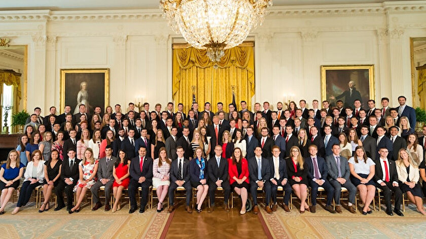 Trump'ın beyaz stajyerleriyle çektirdiği bu fotoğraf tekrar gündem oldu.