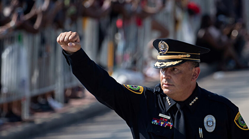 New York eyalet meclisinde, eyalet polisinin vücut kameraları takmaları şart koşuldu.