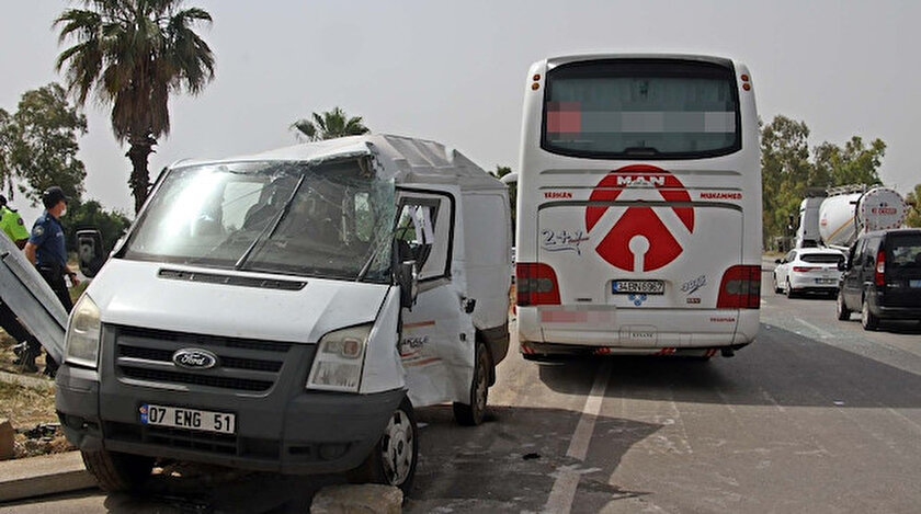 Yolcu Otobusuyle Personel Servis Minibusu Carpisti Bir Olu