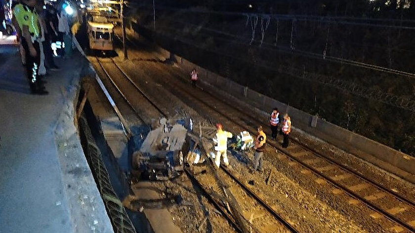 Sirinevler De Soke Eden Olay Otomobil Metro Raylarina Uctu