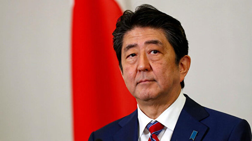 Japonya Başbakanı Şinzo Abe gözaltına alınan eski bakanı için halktan özür diledi