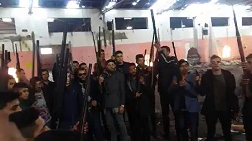Pompalı tüfeklerle video çekerek sosyal medyada paylaşan 20 kişi, gözaltına alındı.