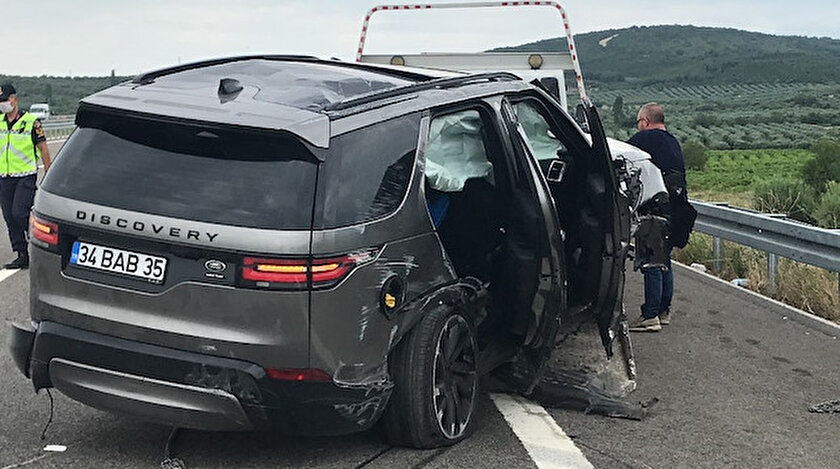 land rover discovery duz yolda giderken
