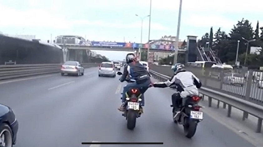 Motosikletli magandalar trafiği birbirine kattı.