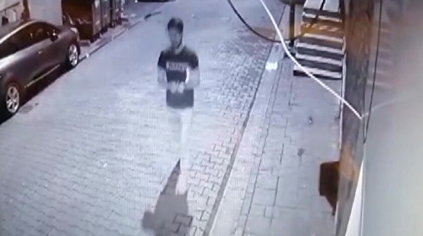 Polis her yerde Kur'an-ı Kerim'i yırtan şahsı arıyor.