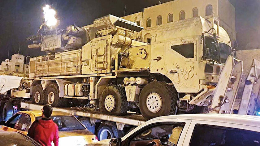 Geçtiğimiz ay Libya’da Bayraktar TB2’lerce vurulmuş bir Pantsir, Trablus Şehitler Meydanı’nda sergilenmişti.
