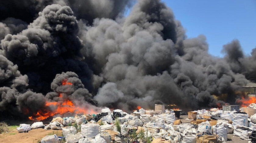 Bursa son dakika haberleri... Yangın çıkan geri dönüşüm tesisi kullanılamaz hale geldi: 10 kişi dumandan etkilendi