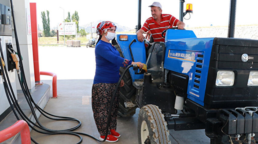 Benzin almaya giden müşteriler dönüp bir daha bakıyor: Şalvarlı - yazmalı pompacı