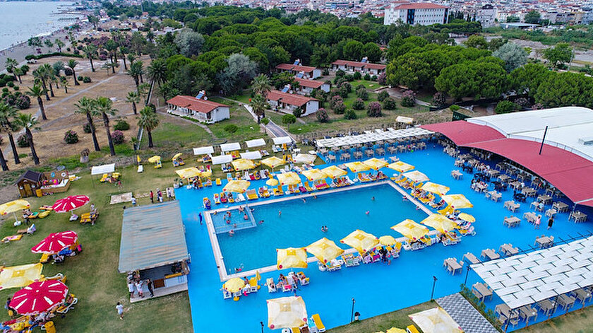 Uzmanlar, havuz ve etrafındaki ortak alanlarda belli mesafenin korunması gerektiğini söyledi.