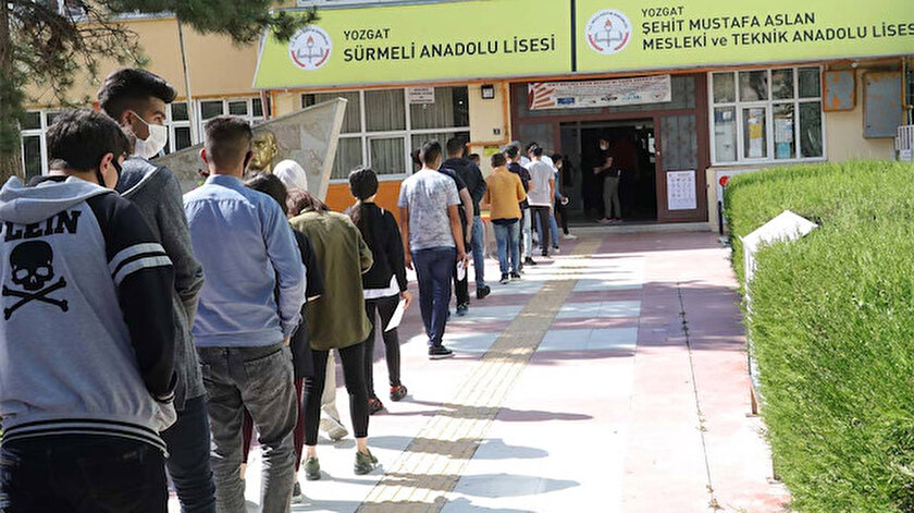 Adaylar, sosyal mesafe kurallarına göre sınava girecekleri binalara alındı.