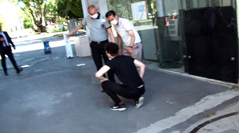 Görevliler tarafından yerden kaldırılarak içeri götürülen genç yapılan kontrolde sınava giriş belgesi yerine boş bir A-4 kağıdı olduğu görüldü.