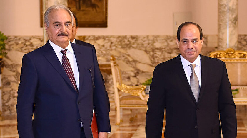 Arşiv - Mısır Cumhurbaşkanı Abdulfettah Sisi (sağda), Libya'nın doğusundaki gayrimeşru silahlı güçlerin lideri Halife Hafter (solda).