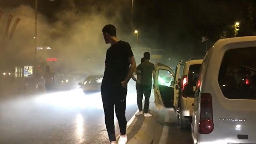 Asker uğurlamasında konvoy yapan gençler ceza kesilmemesi için polise yalvardı.