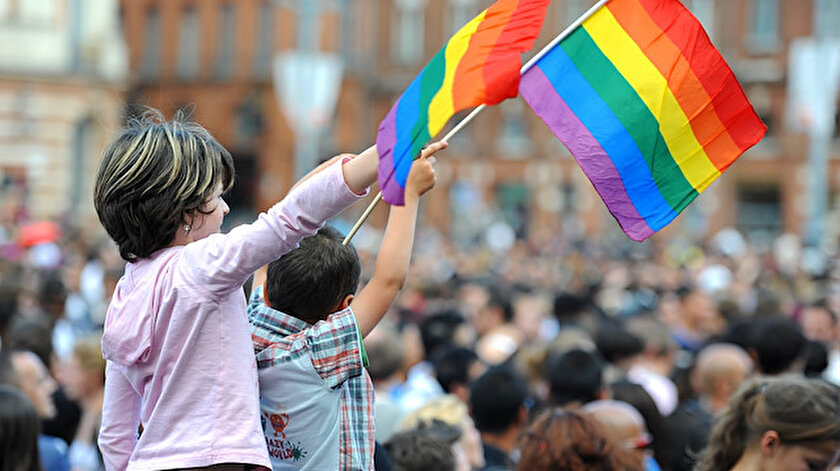 LGBT lobileri farklı alandaki projeleri ile çocukların dünyasında yer edinmeye çalışıyor.