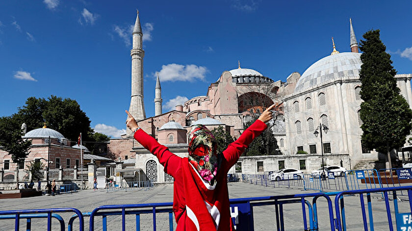 Kararı duyan vatandaşlar Ayasofya'ya koştu.