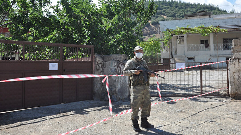 Giriş ve çıkışların yasaklandığı evler ve çevresi, belediye ekiplerince dezenfekte edildi.