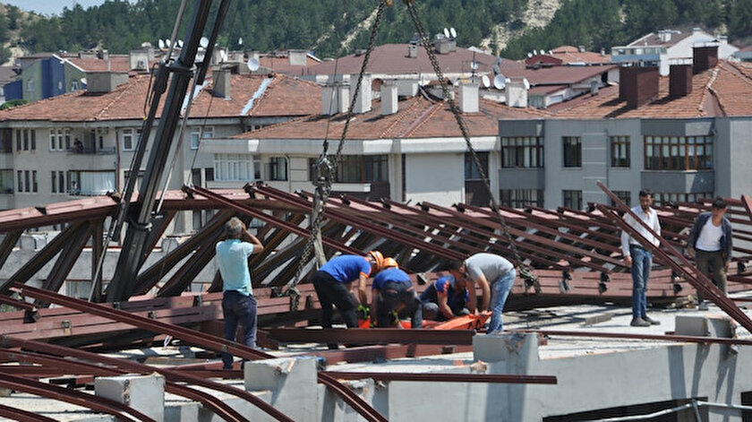 Kastamonuda tedbirsizlik yine can aldı: Halat koptu, inşaat platformunun altında kaldı