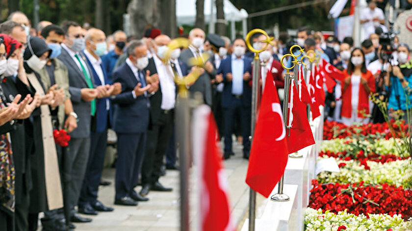 15 Temmuz'da şehitlikler ziyaretçi akınına uğradı.