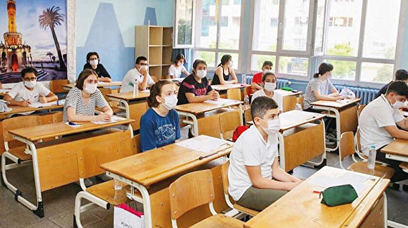 Milli Eğitim Bakanı Ziya Selçuk, ‘Hiçbir öğretmenimizin, hiçbir çocuğumuzun riske gireceği bir duruma asla müsaade etmeyiz” dedi.