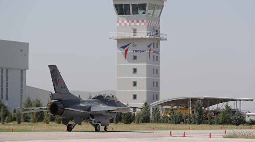 F-16 Blok-30 uçağı.