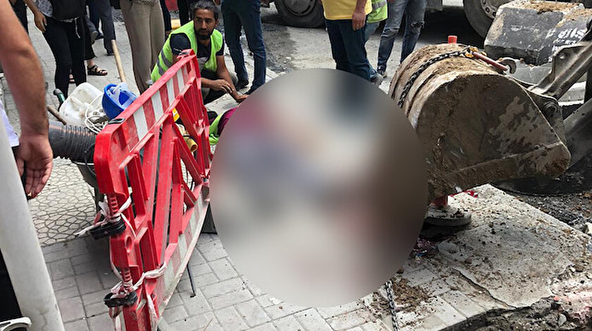 Kazı yapan iş makinesinin kepçesi arıza nedeniyle boşalınca işçinin üzerine düştü.