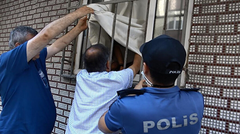 Gasp edilen genci, polis kurtardı.