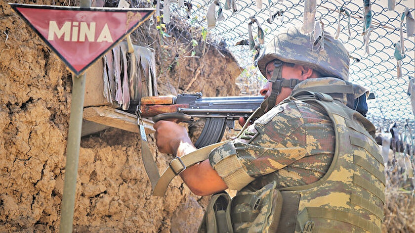 Ermenilerin sınırdaki stratejik yükseklikleri ele geçirmek için Azerbaycan mevzilerine saldırıyor. Ermeni mevzileriyle karşı karşıya nöbet tutan Azerbaycan askerleri de, saldırılara karşılık vermek için tetikte bekliyor.