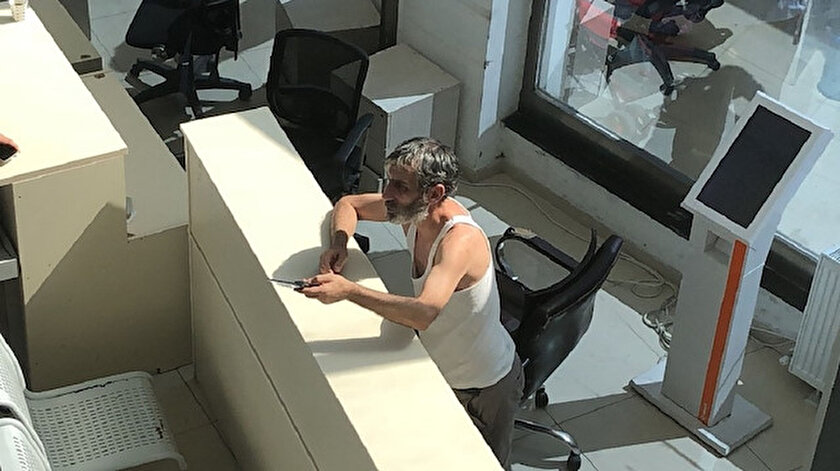 Murat A. (44), eline aldığı ekmek bıçağı ile yardımlaşma vakfına korku dolu anlar yaşattı.