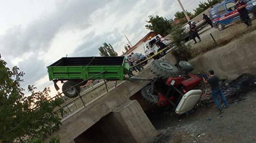 Sürücü direksiyon hakimiyetini kaybederek traktörü kanala devirdi.