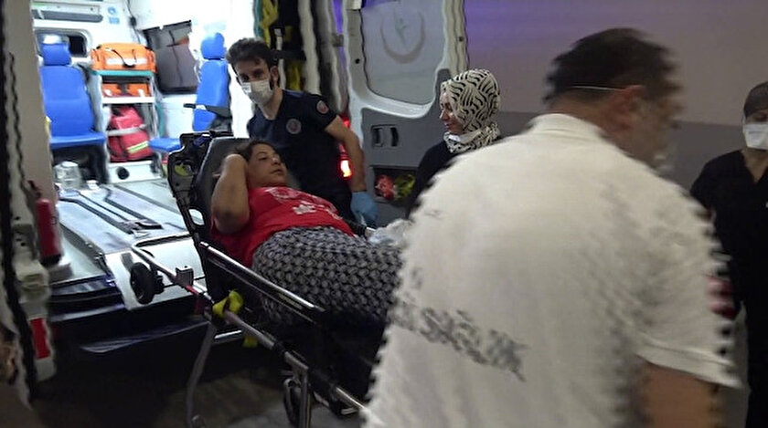 Adana Haberleri Yanindaki Kadini Once Dovdu Sonra Da Seyir Halindeki Aractan Atti