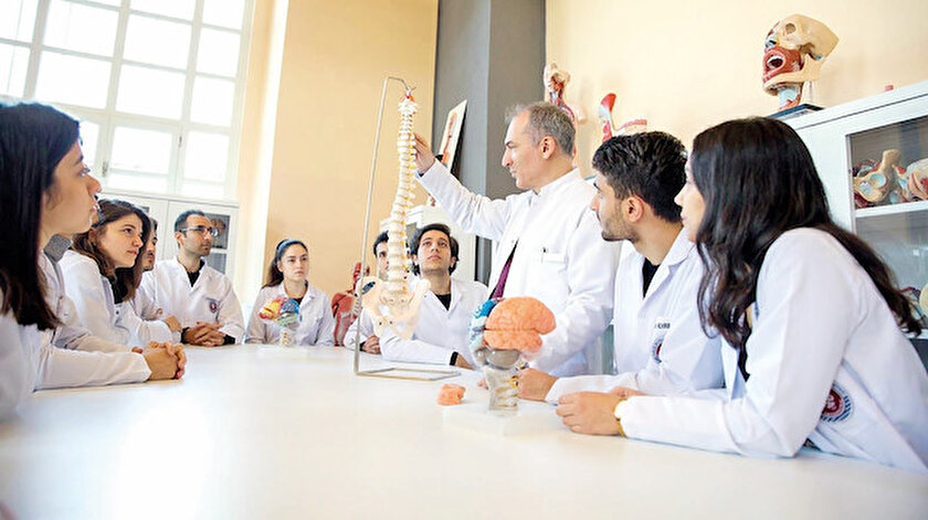 Mezuniyetten sonra ilk 6 ayda en hızlı iş bulan bölümler ise tıp, eczacılık ve odyoloji oldu.