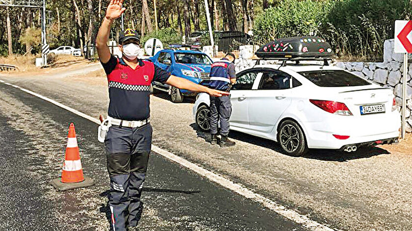 62 bin 95 personelin katıldığı uygulamada, çeşitli suçlardan aranan bin 473 kişi yakalandı, 5’i çocuk olmak üzere 49 kayıp bulundu.