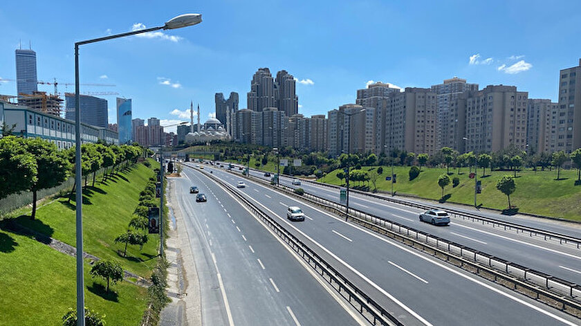 Saat 12.00 sıralarında trafik yoğunluğunun yüzde 8 olduğu görüldü.
