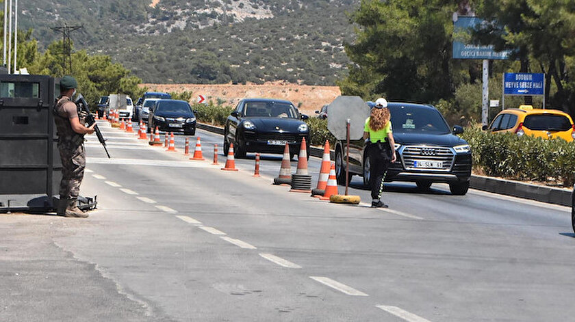 Polis ve jandarma ekipleri de havadan ve karadan 24 saat esaslı kontrollerini sürdürüyor.