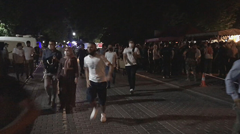 Kontrol noktasını geçen vatandaşlar koşarak camiye gitmeye başladı.