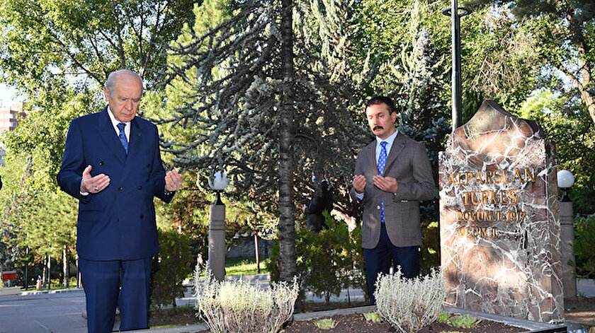 Bahçeli, Türkeş'in mezarını ziyaret etti