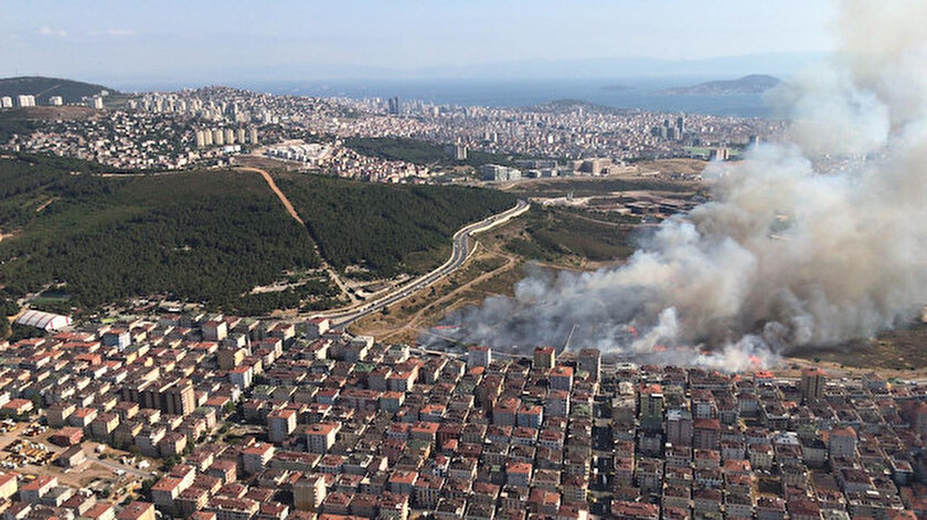 Yangına müdahale ediliyor.