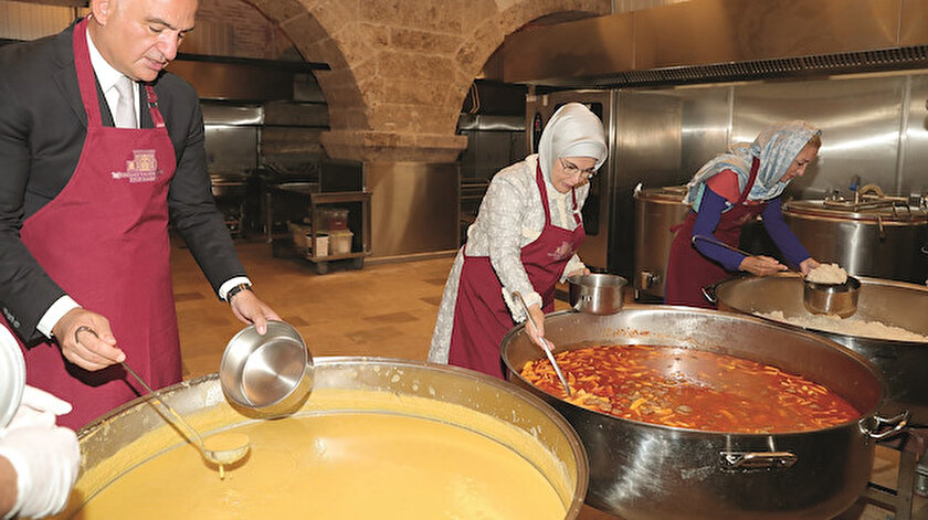Geçtiğimiz hafta restorasyonu tamamlanarak yeniden hizmete açılan Mihrişah Sultan İmarethanesi’nde Emine Erdoğan önlüğünü takıp 228 yıldır kaynayan tencerelerin başına geçerek yoksullara yemek dağıttı.