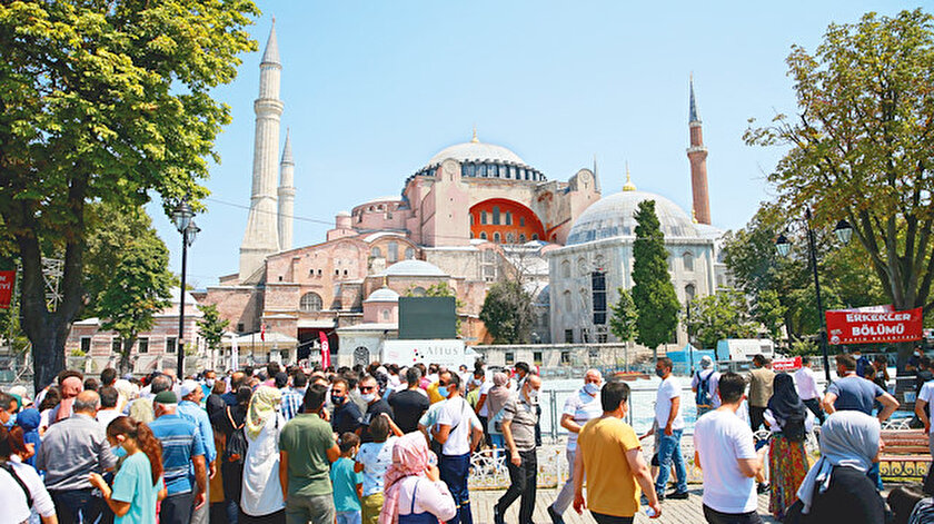 Seksen altı yıl sonra cami olarak açılan Ayasofya bir an olsun boş kalmıyor. Yurt içi ve yurt dışından gelen binlerce vatandaş uzun kuyruklar oluşturdu.