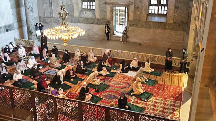 Ayasofya’da ilk Cuma namazını kılmaya gelenler arasında kadınlar da vardı. Yollar, sokaklar, tramvay durakları rengarenk seccadelerle donatılmış adeta şehirde bayram havası esiyor.